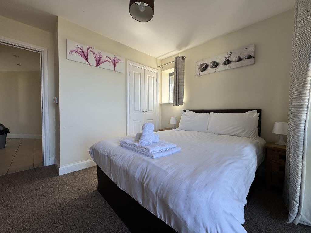 Lot: 6 - TOP FLOOR HOLIDAY APARTMENT WITH SEA VIEWS - Primary bedroom with view